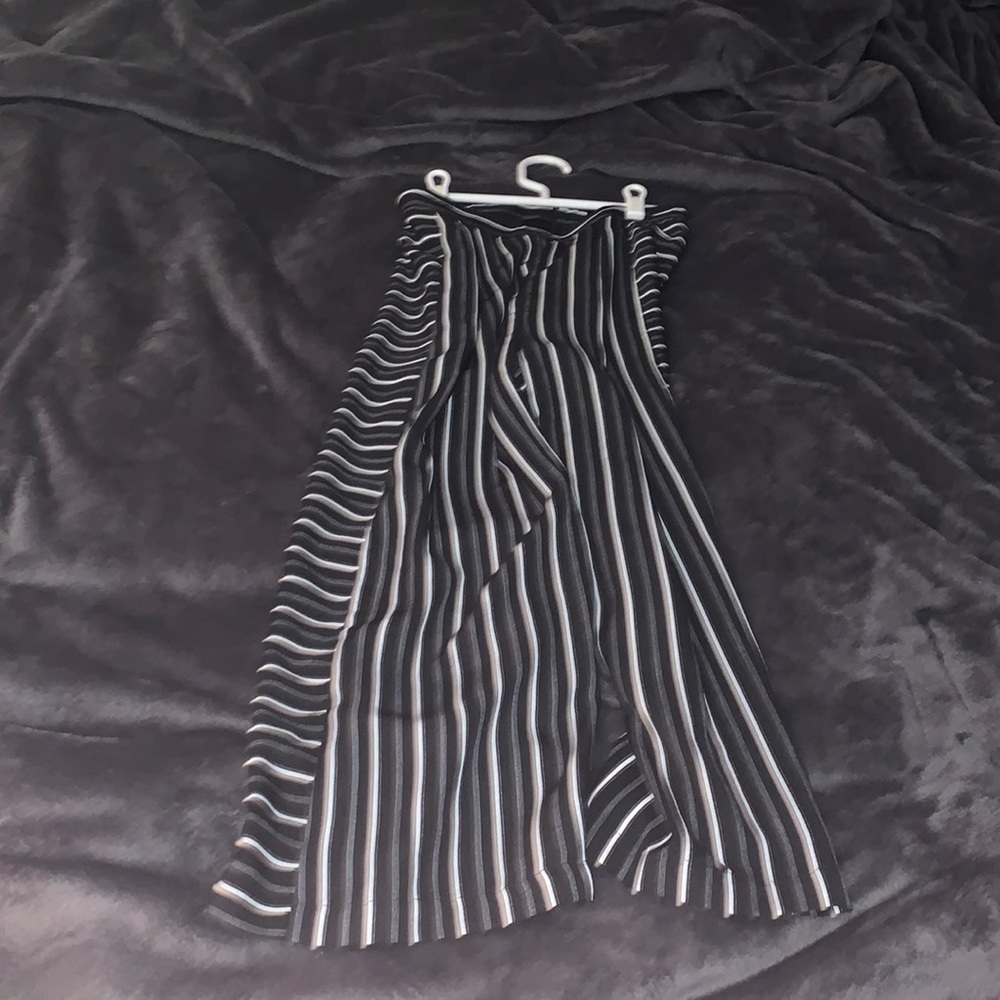 Soft flowy 3/4 length pants super comfortable perfect quality never worn